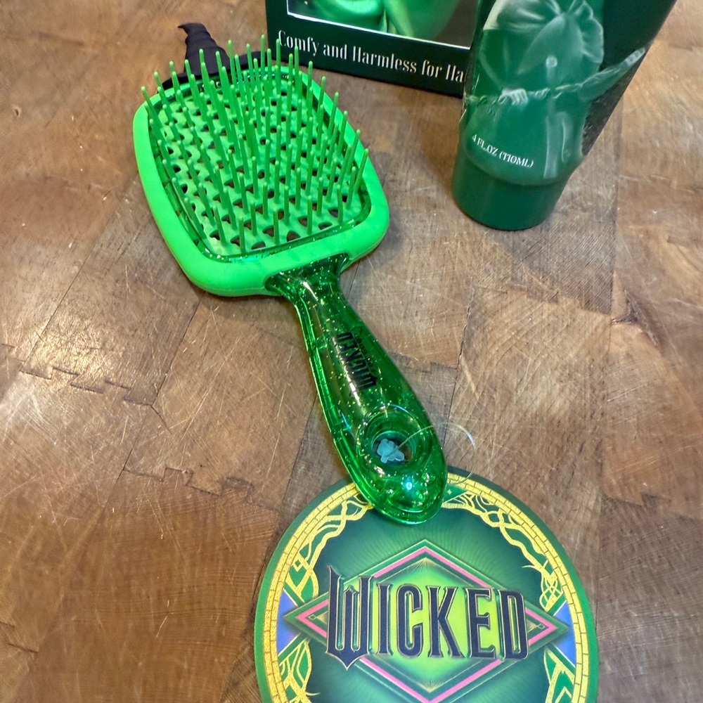 WICKED Green Heatless Curling Rods Set Witch Hair Brush Watermelon Lotion NEW - Picture 4 of 16